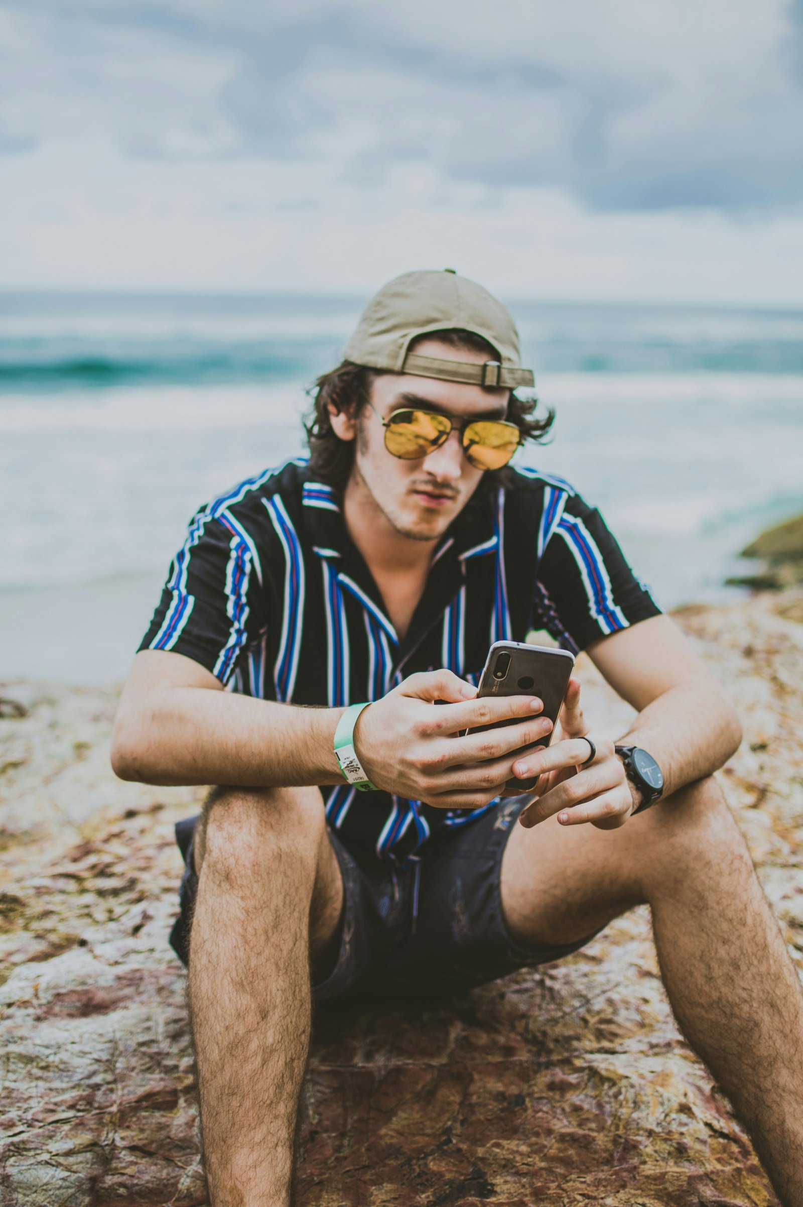 Ein Mann schaut auf sein Telefon